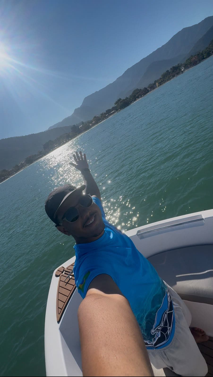 Anderson, dono da Águas Claras Turismo, acenando na proa da lancha
