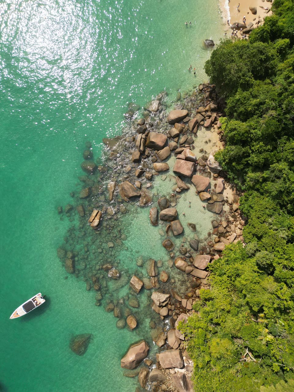 Vista de drone da lancha ao lado de piscinas naturais