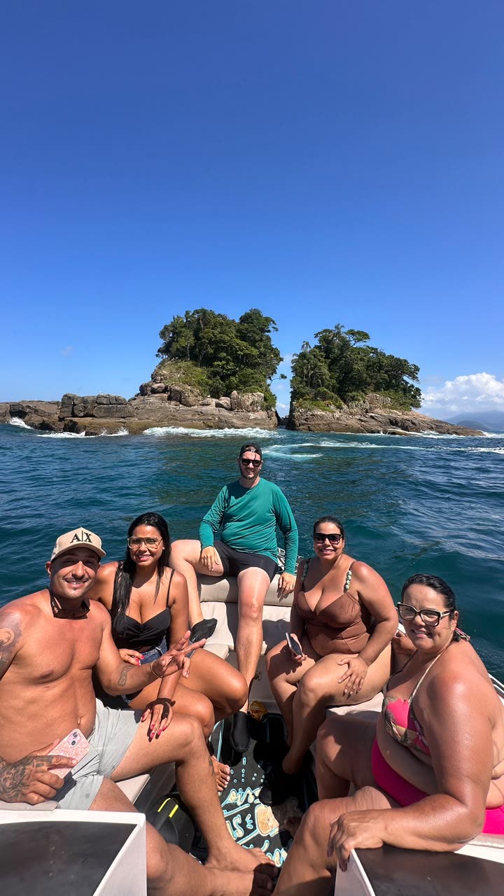 Grupo na lancha em frente à Ilha Rachada, Roteiro Norte